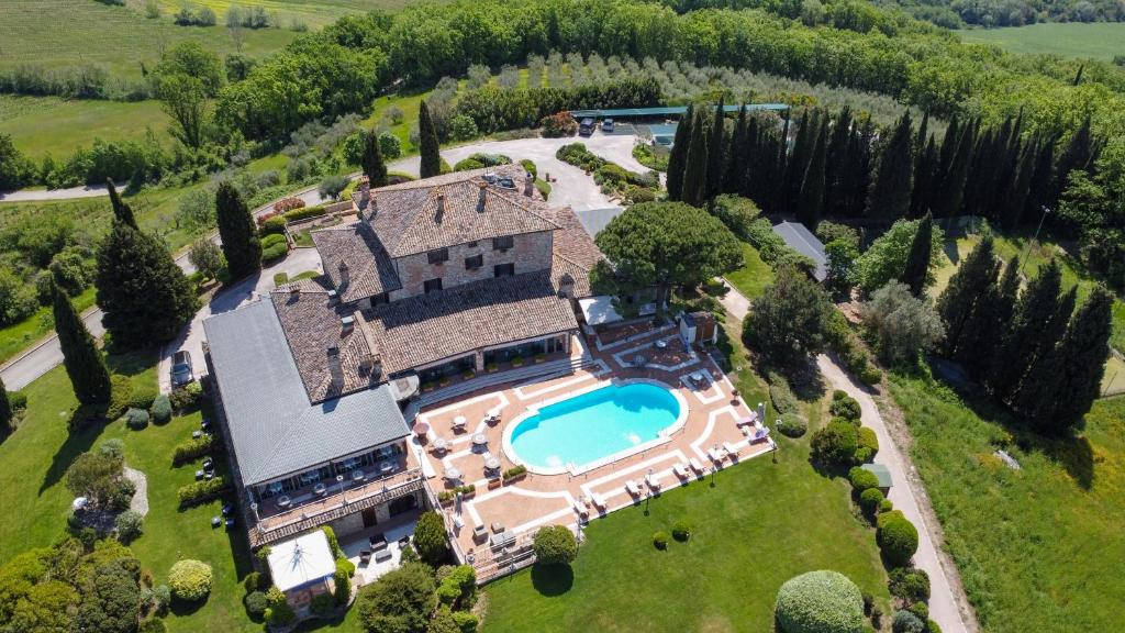 una vista aérea de una finca con piscina en Relais Todini, en Todi