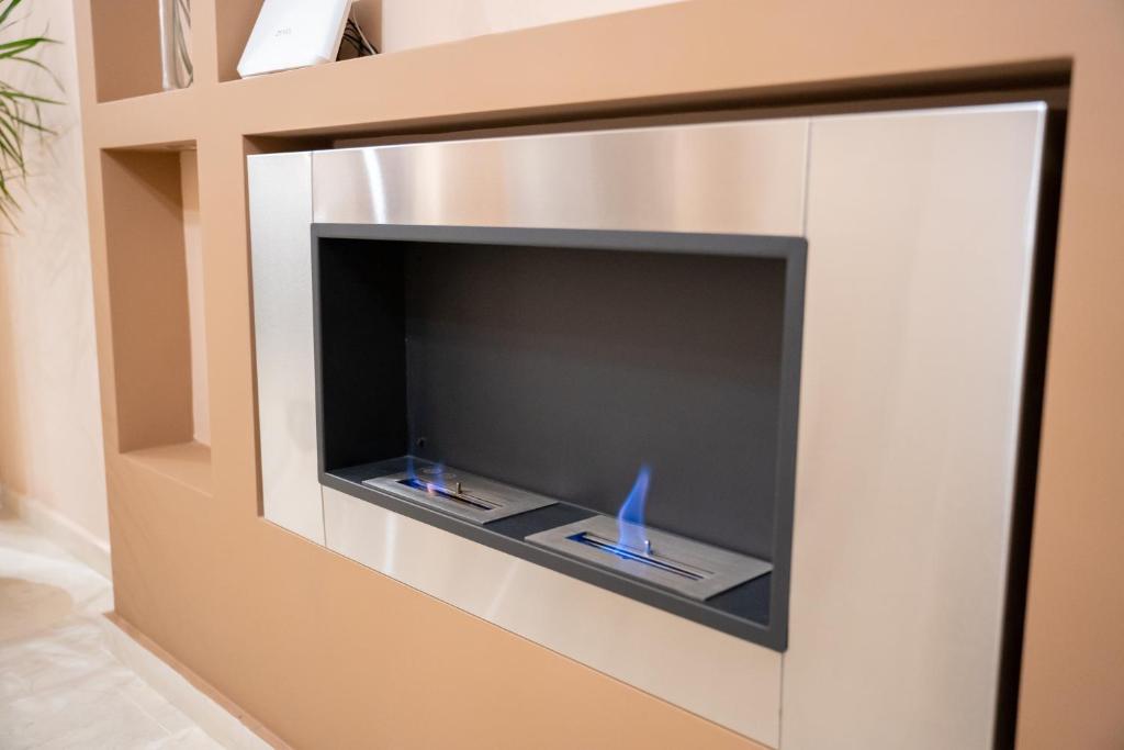 En tv och/eller ett underhållningssystem på Kostis Luxury Apartment
