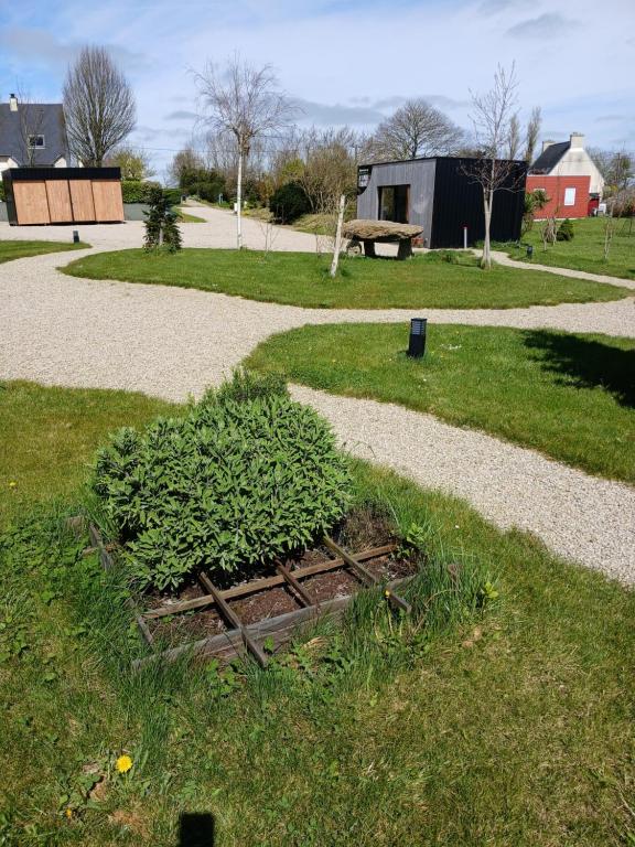 Vonkajšia záhrada v ubytovaní Au Dolmen de Kerhus "Mysigt"