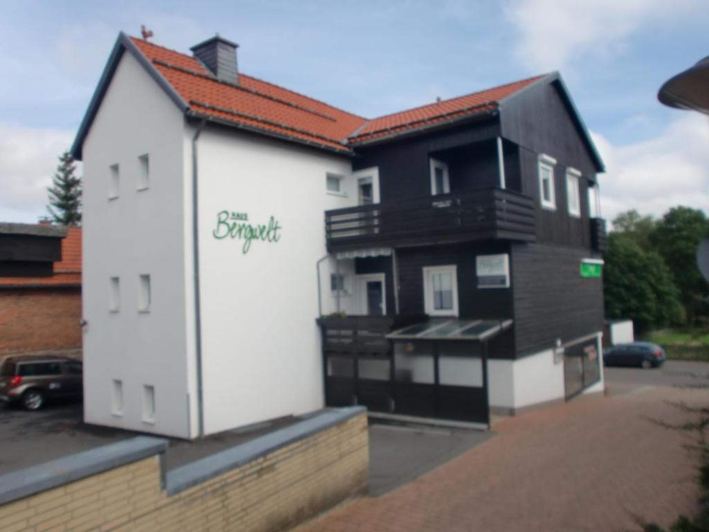 un revestimiento de un edificio en blanco y negro en Bergwelt Braunlage, en Braunlage
