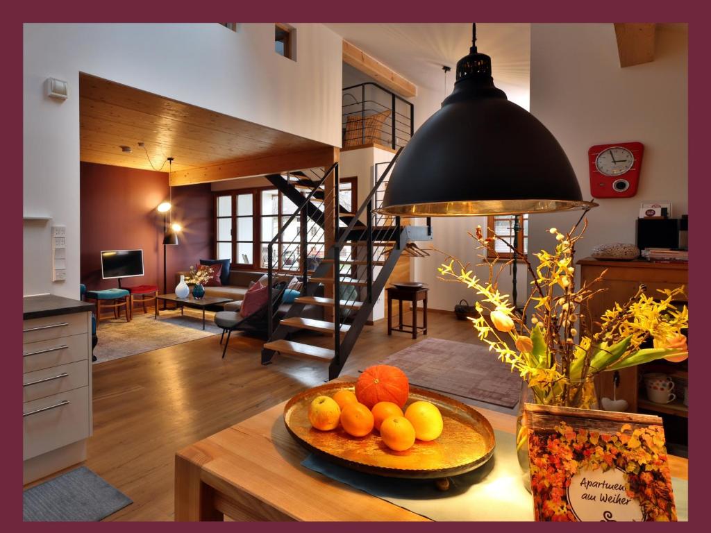 une cuisine et un salon avec une assiette de fruits sur une table dans l'établissement Maisonette-Wohnungen "Beim Schmied" im Chiemgau, à Traunreut