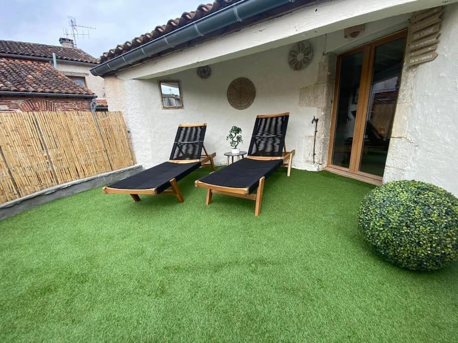 two chairs and a table on a lawn at Bel appartement cœur de ville avec terrasses in Cahors