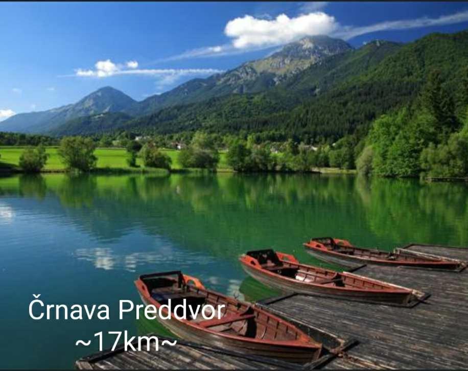 Příroda nedaleko venkovského domu