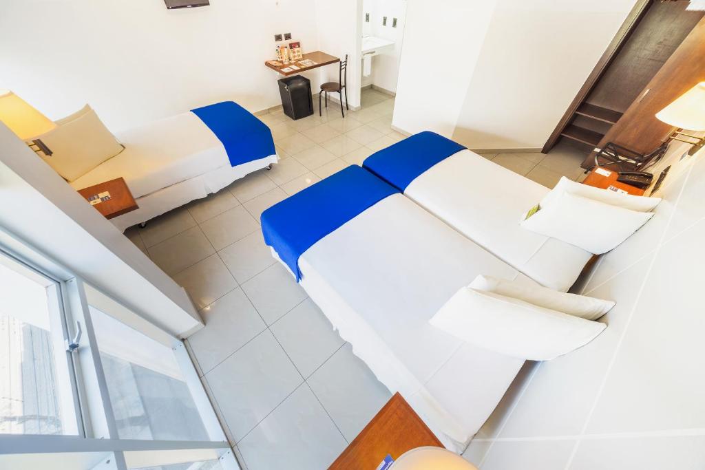 Hotel LP Santa Cruz Centro - Dreibettzimmer