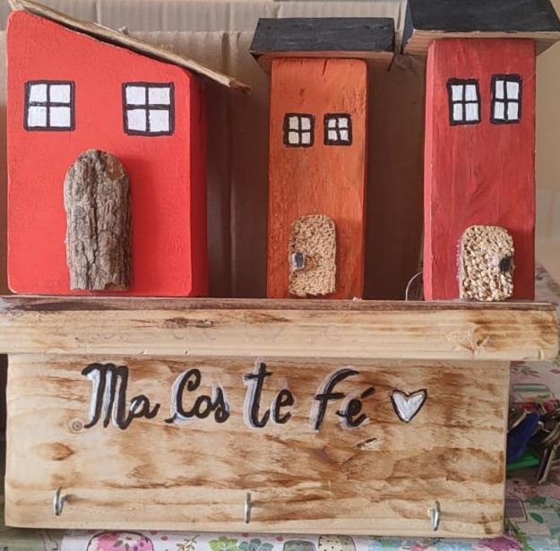 a wooden house with the words i wanna be fired at Domvs Flavia in La Spezia