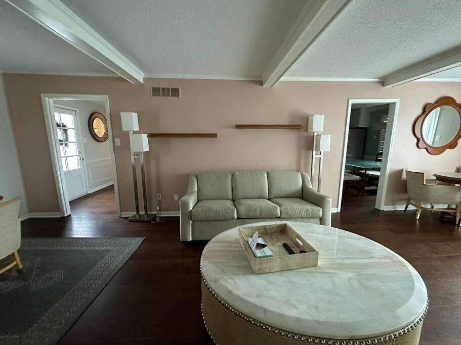 uma sala de estar com um sofá e uma mesa de centro em Modern Vast Southern Home with Pool Near Shops em Memphis