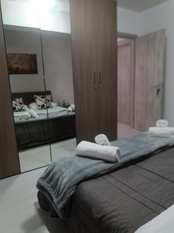 sypialnia z lustrem i łóżkiem z ręcznikami w obiekcie Sweety House w mieście San Giovanni Gemini