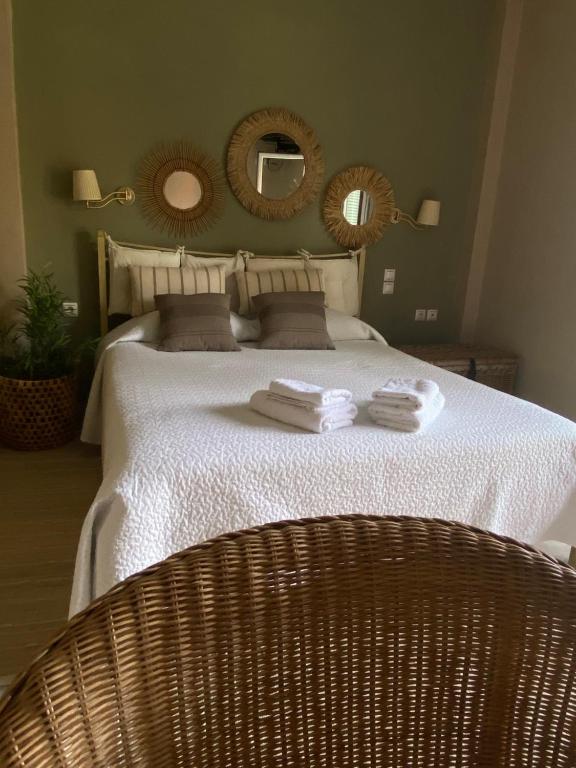 達西亞的住宿－Las plantas-studios-apartments-Corfu，一间卧室配有一张床,上面有两条毛巾