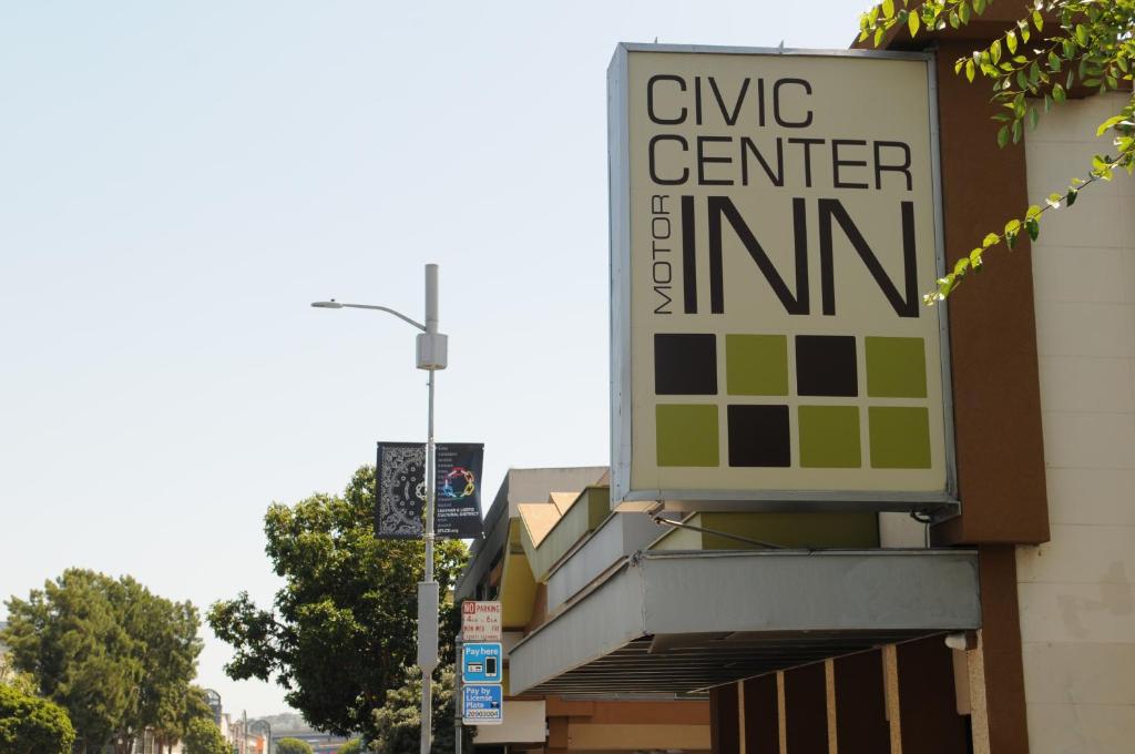 un panneau central ferme sur le côté d'un bâtiment dans l'établissement Civic Center Motor Inn, à San Francisco