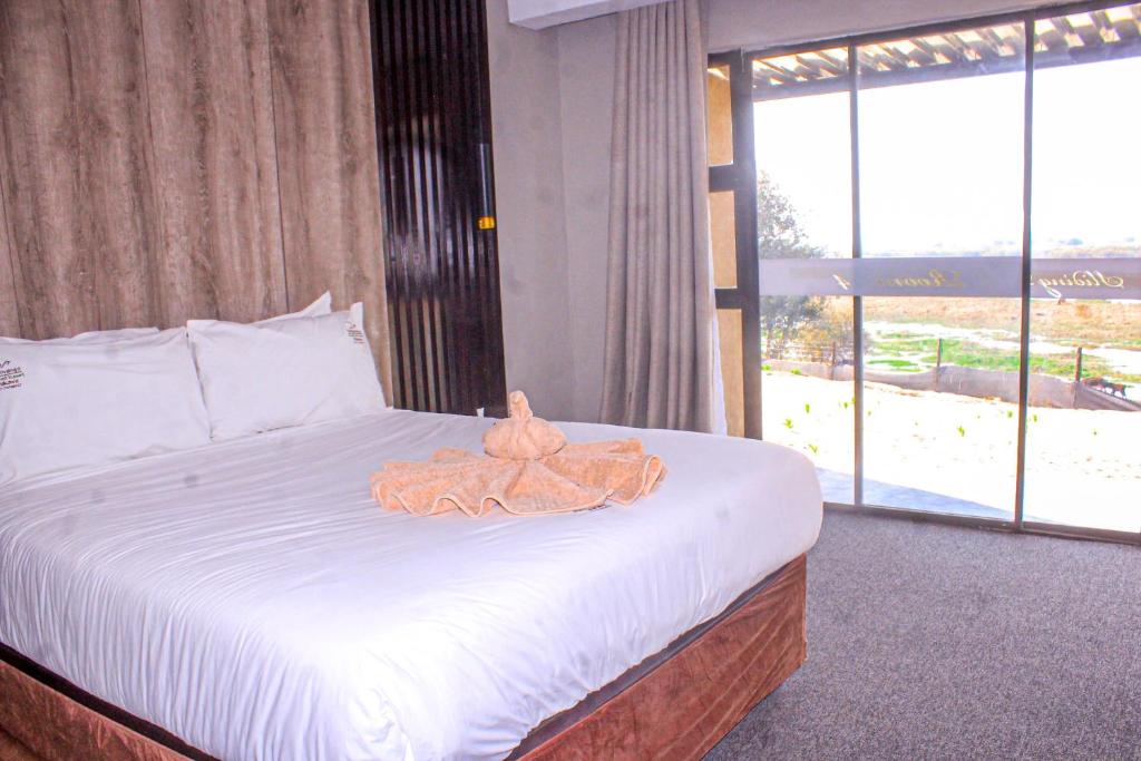 ein Schlafzimmer mit einem Bett mit einem ausgestopften Tier darauf in der Unterkunft Riverfront Resort and Camping in Shakawe