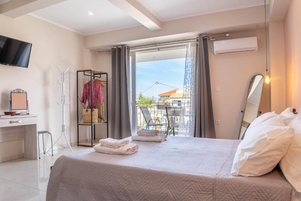 una camera da letto con un letto e due asciugamani di Levanda Luxury Studios Apartments a Nydri