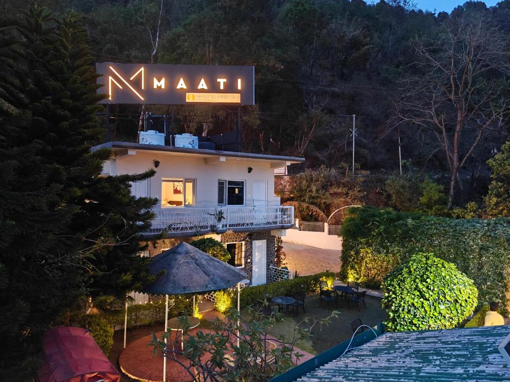 una vista de un edificio con un cartel en él en MAATI - Signature Collection by Eight Continents, en Nainital