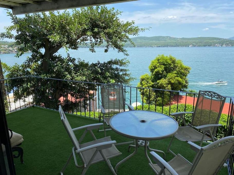 a table and chairs with a view of the water at Precioso depto con inigualable vista, Aqua Beach. in Tequesquitengo