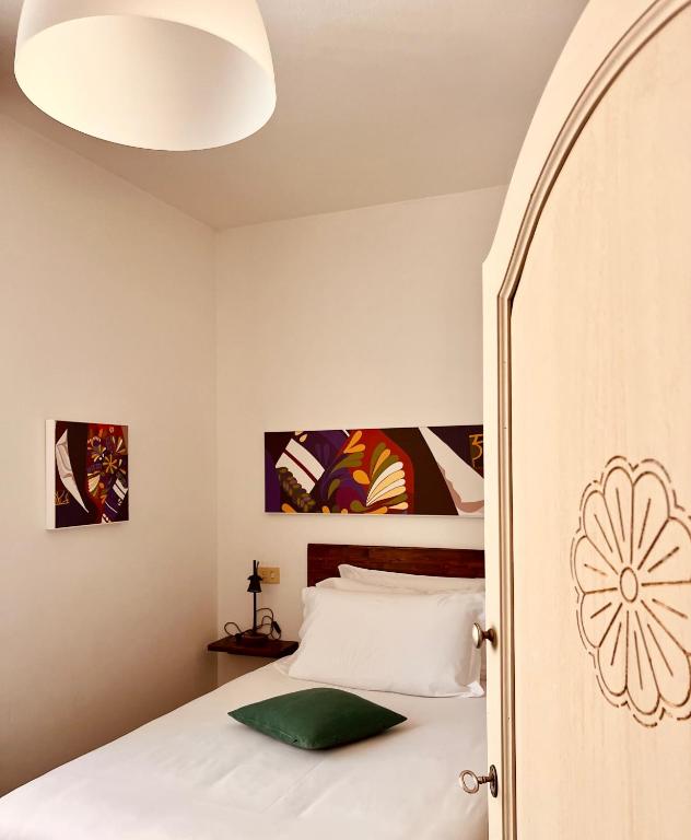 Postel nebo postele na pokoji v ubytování Carrales Guest House