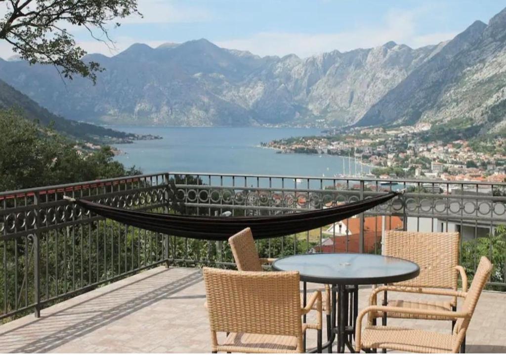 un tavolo e sedie su un balcone con vista sul lago di 3-Bedroom Apartment With Panoramic Bay Views a Kotor (Cattaro)