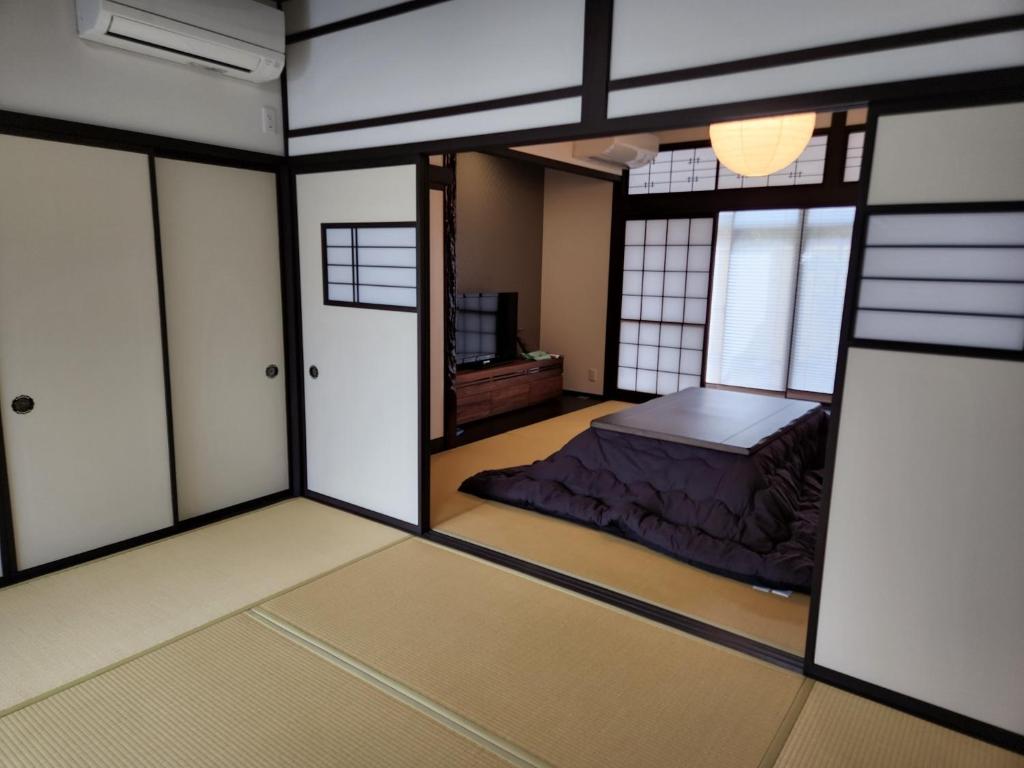 riflesso di una camera con letto e finestra di Toyama - House - Vacation STAY 19675v a Toyama