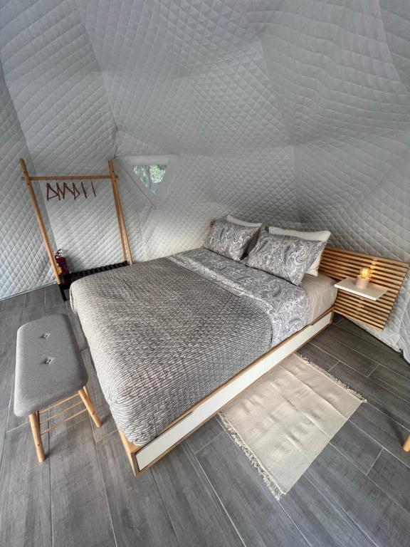 Postel nebo postele na pokoji v ubytování Sougia Dome