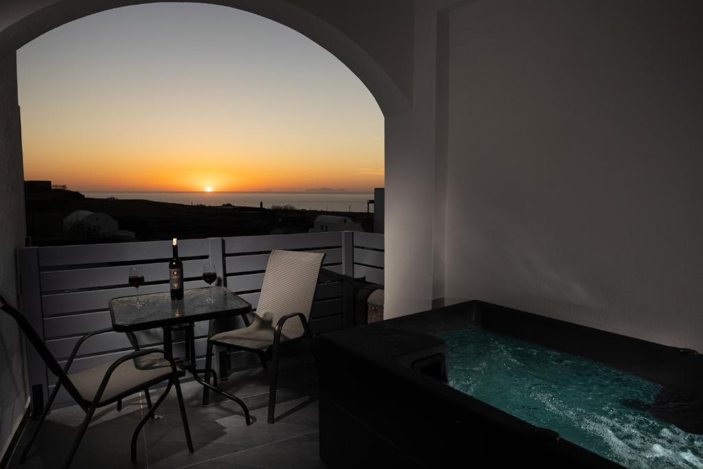 Bazén v ubytování Nastram Suites Oia nebo v jeho okolí