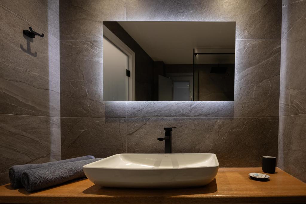 Koupelna v ubytování Nastram Suites Oia