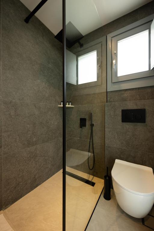 Koupelna v ubytování Nastram Suites Oia