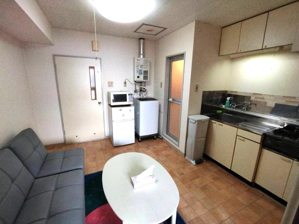 una pequeña cocina con mesa y encimera blanca en Sapporo - Apartment - Vacation STAY 16455, en Sapporo