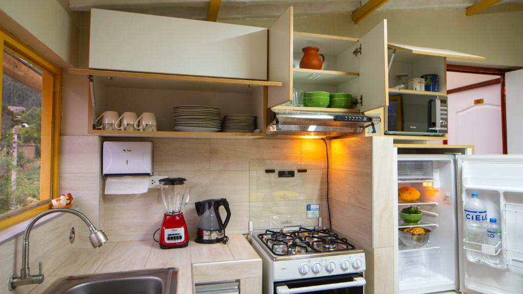 Kuchyň nebo kuchyňský kout v ubytování Casa Alojamiento Tocllaraju