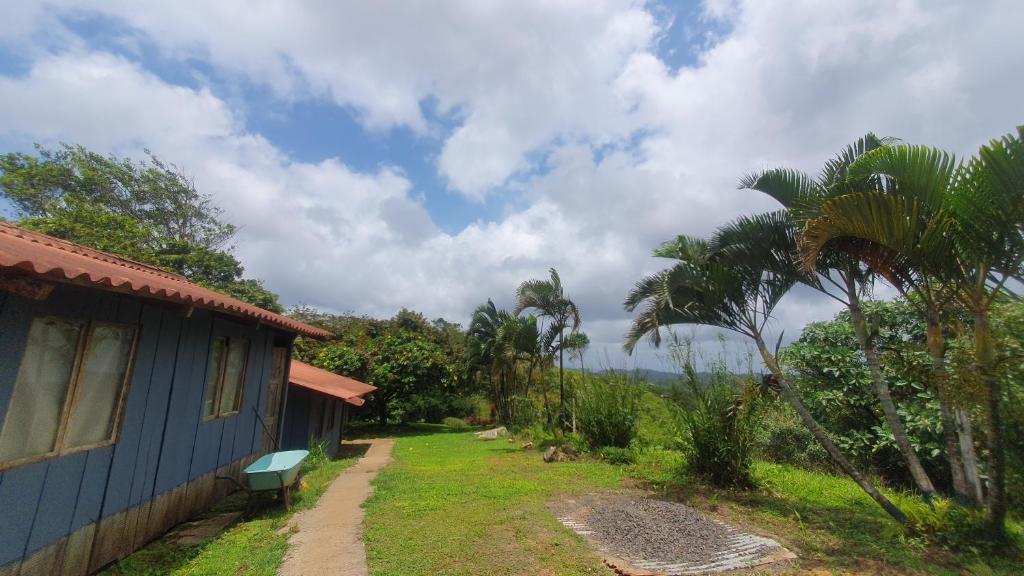 Taman di luar Garduk lodge