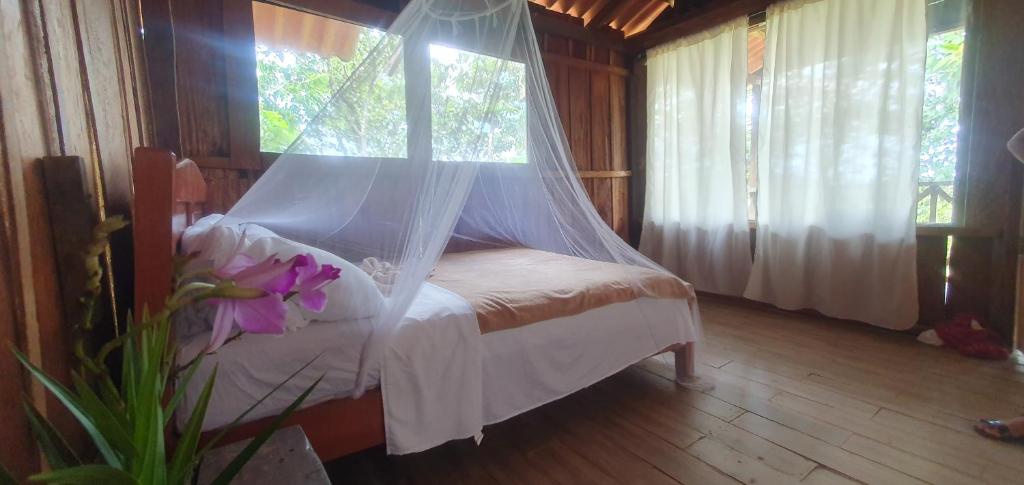 La PalmaにあるGarduk lodgeのベッドルーム(蚊帳付きのベッド付)