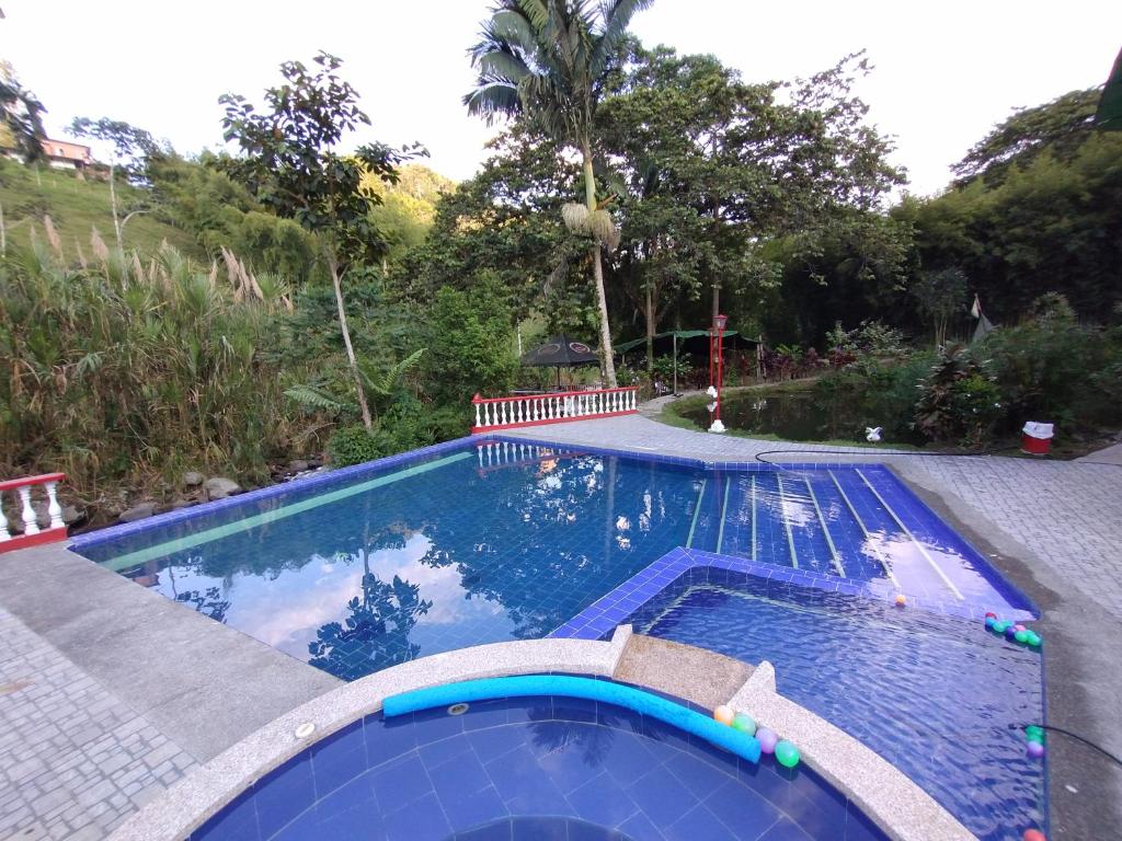 una gran piscina con suelo de baldosa azul en Finca Los Lagos, en Santa Rosa de Cabal