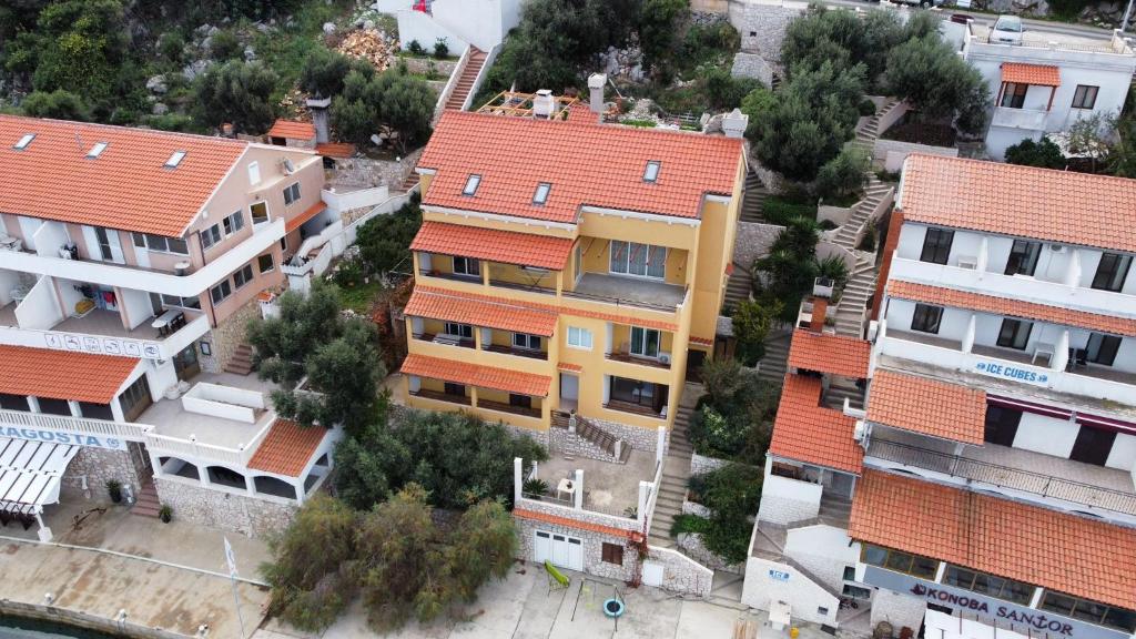 una vista aérea de los edificios de una ciudad en Apartmani Matiša, en Lastovo