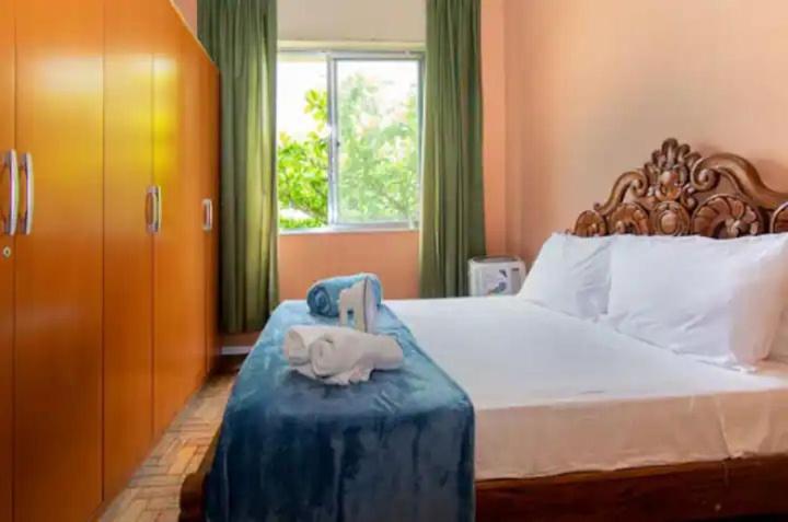 Un dormitorio con una cama con un baúl azul encima. en Copacabana Pedreira, en Río de Janeiro