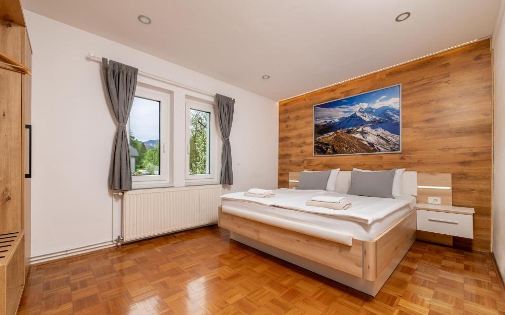 Postel nebo postele na pokoji v ubytování Vila Grad Bled - Sauna & Hot tub