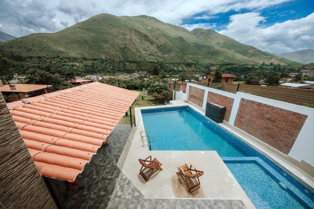 - une piscine avec vue sur la montagne dans l'établissement Casa de campo Alto del Prado, à Huánuco