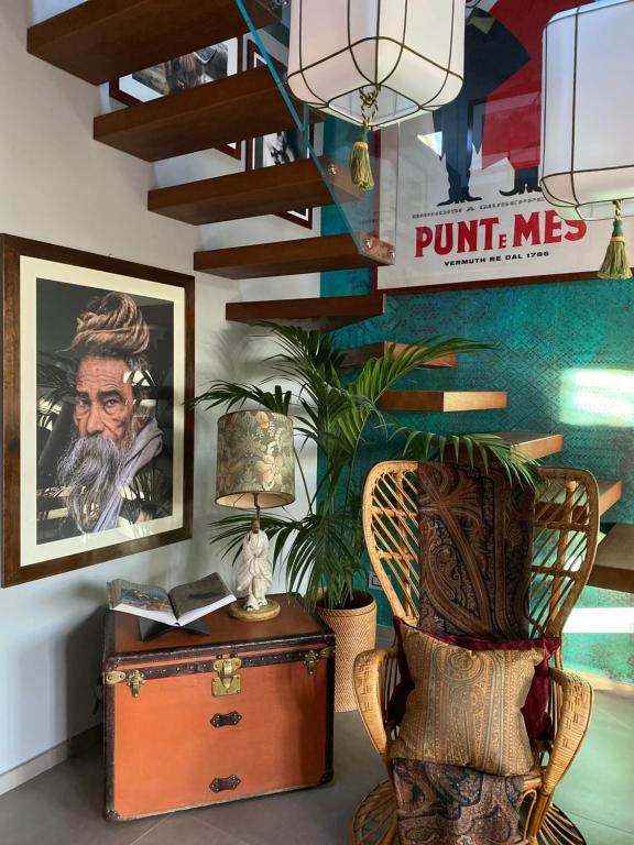 una habitación con una silla, una mesa y una foto en MS luxury apartment, en Milán