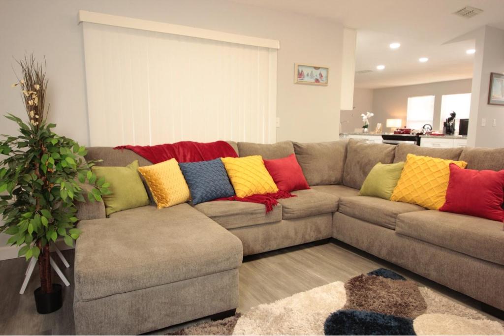uma sala de estar com um sofá com almofadas coloridas em King Bed Ping-Pong em Sarasota