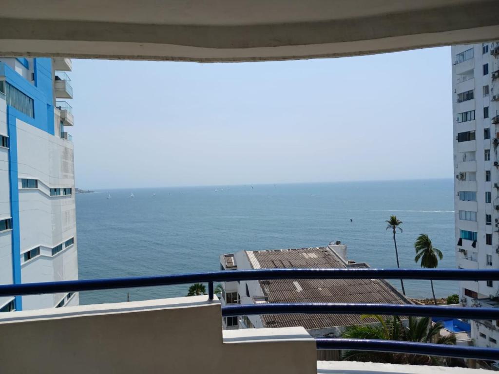 une vue sur l'océan depuis un balcon dans l'établissement APTO DUPLEX MARINA DEL REY CARTAGENA, à Carthagène des Indes