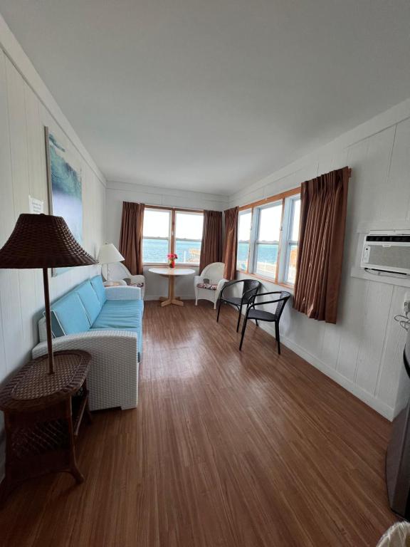 Posezení v ubytování Buccaneer Quarters and Suites