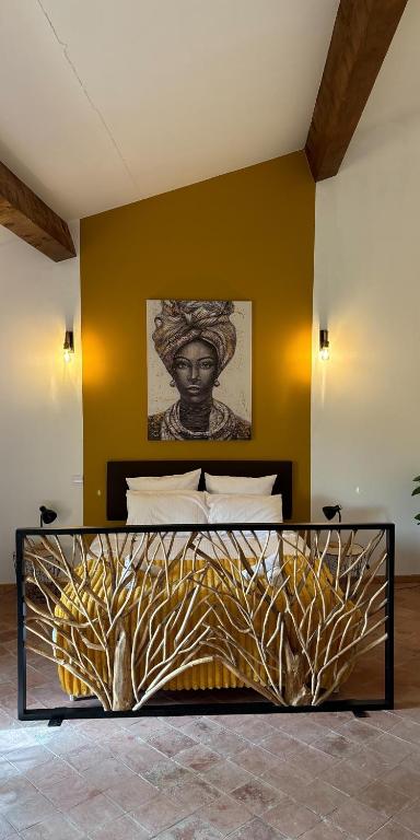 - une chambre avec un lit et une statue de femme dans l'établissement le domaine des sources, à Saint-Maximin-la-Sainte-Baume