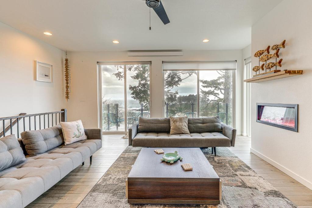 Χώρος καθιστικού στο Depoe Bay Townhome with Deck and Stunning Ocean Views!