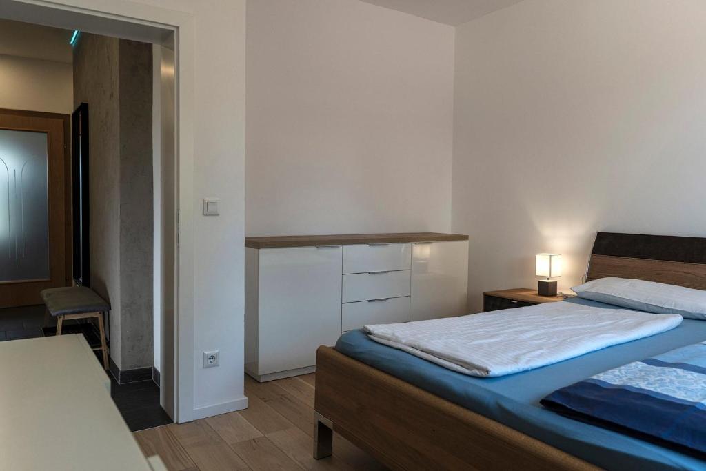 Postel nebo postele na pokoji v ubytování Apartment mit Parkblick