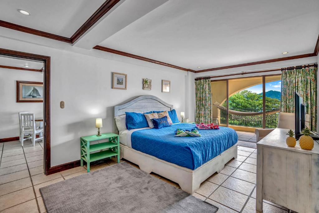Postel nebo postele na pokoji v ubytování Newly remodeled unit in Flamingo with sweeping ocean views from big terrace