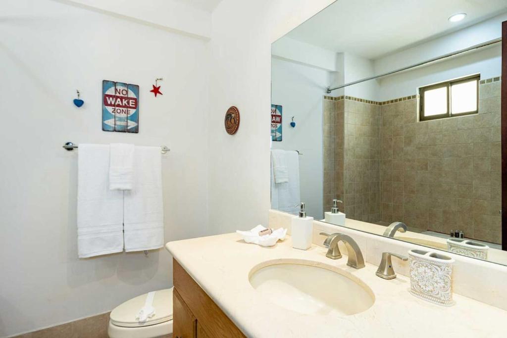 Koupelna v ubytování Newly remodeled unit in Flamingo with sweeping ocean views from big terrace