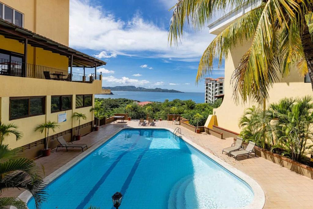 Bazén v ubytování Newly remodeled unit in Flamingo with sweeping ocean views from big terrace nebo v jeho okolí