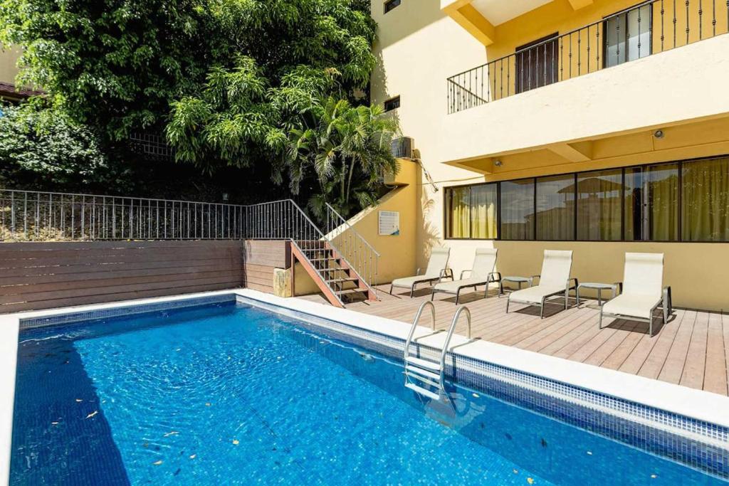 Bazén v ubytování Newly remodeled unit in Flamingo with sweeping ocean views from big terrace nebo v jeho okolí