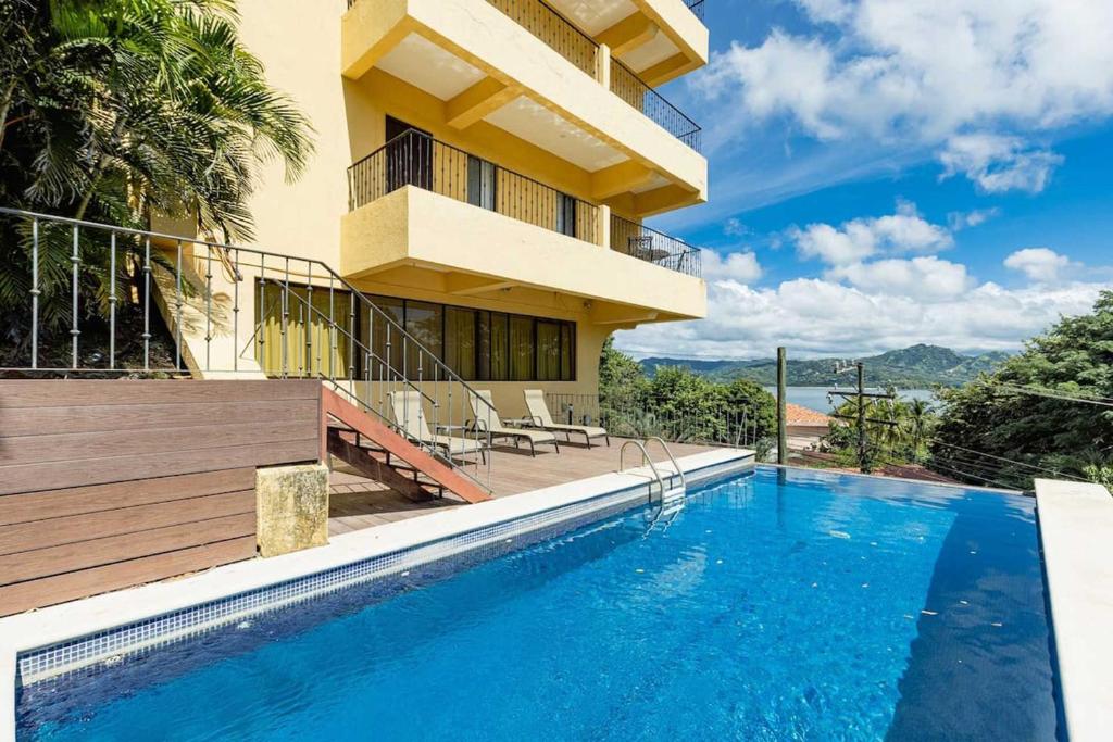 Bazén v ubytování Newly remodeled unit in Flamingo with sweeping ocean views from big terrace nebo v jeho okolí