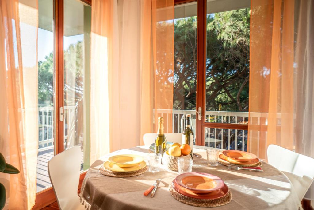 uma mesa de jantar com vista para uma varanda em Ampio attico con terrazzo con vista, centrale, parcheggio gratis em Milano Marittima