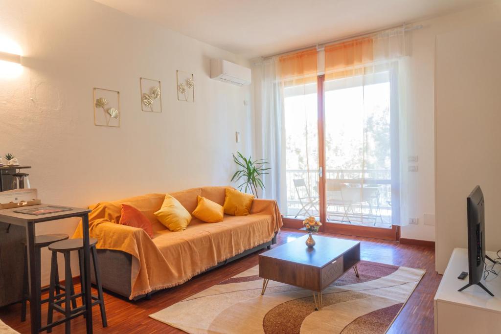a living room with a couch and a table at Attico panoramico terrazzato centrale con parcheggio gratuto in Milano Marittima