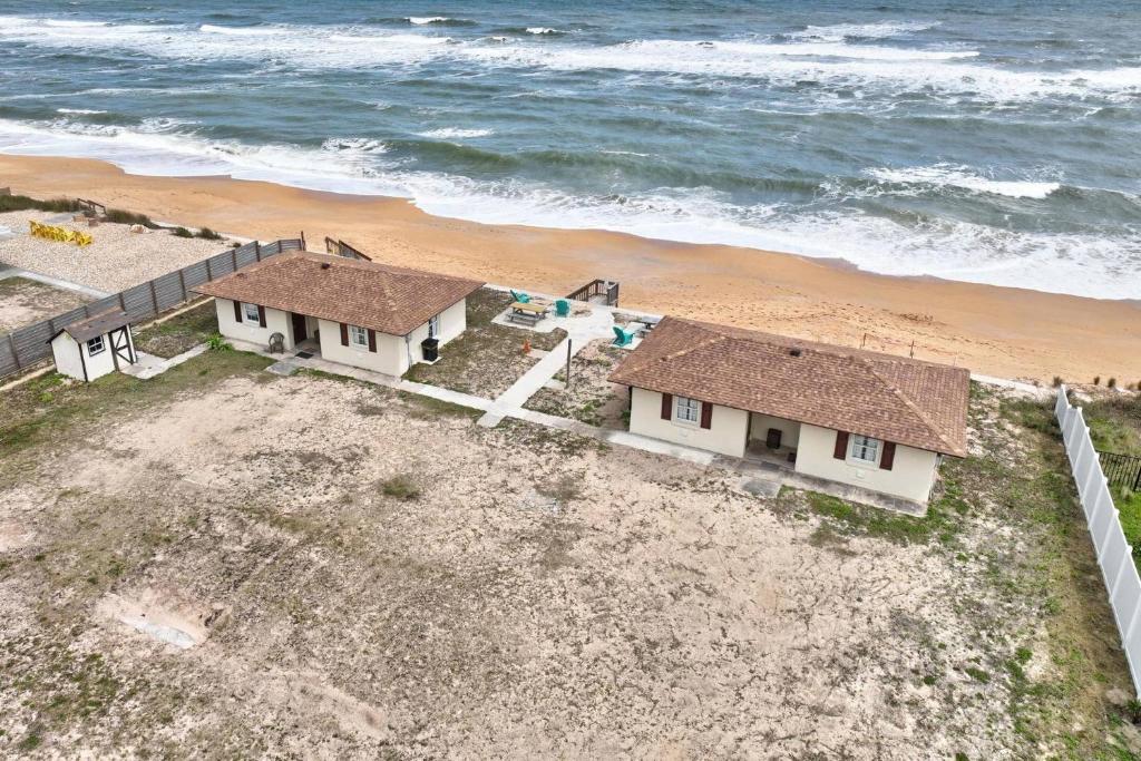 una vista aérea de una casa en la playa en Quarter Deck 2 | Flagler Beach | N Ocean Shore Blvd, en Flagler Beach
