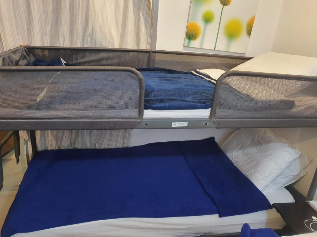 Łóżko lub łóżka piętrowe w pokoju w obiekcie Amina hostel for backpackers