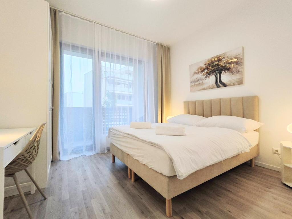 En eller flere senge i et værelse på Wings - Brand New - Presidential Garden - Free Parking